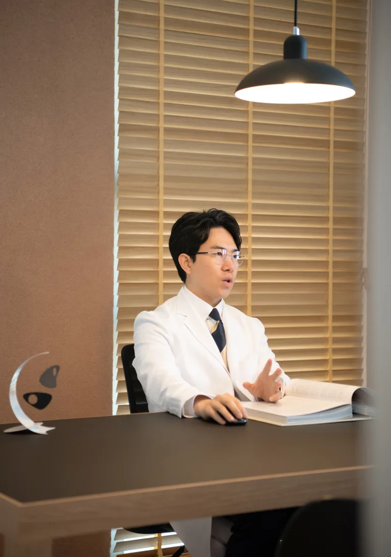 원장이 진료실에서 시술 계획을 설명하는 모습