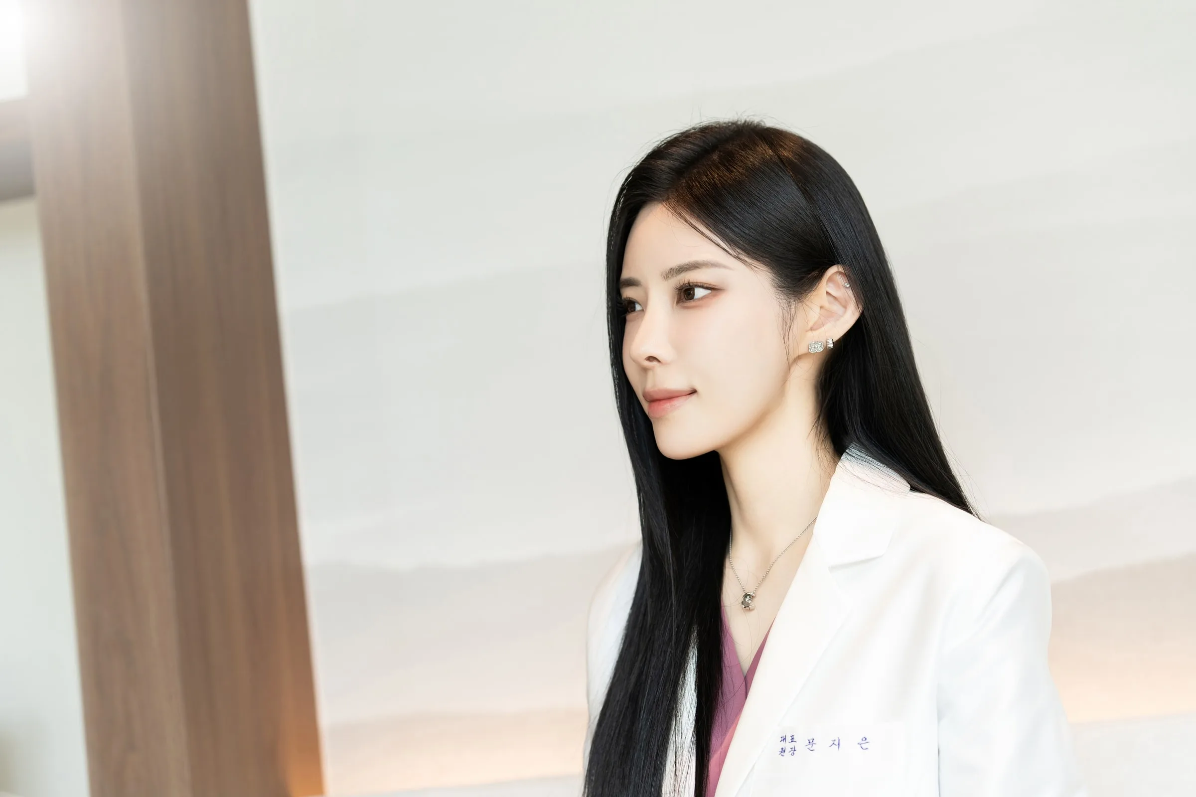 처짐 상담은 늘 "어느 고정점이 풀렸을까"라는 질문에서 시작합니다. 오블리브 서울 오리진 진료 공간에서.