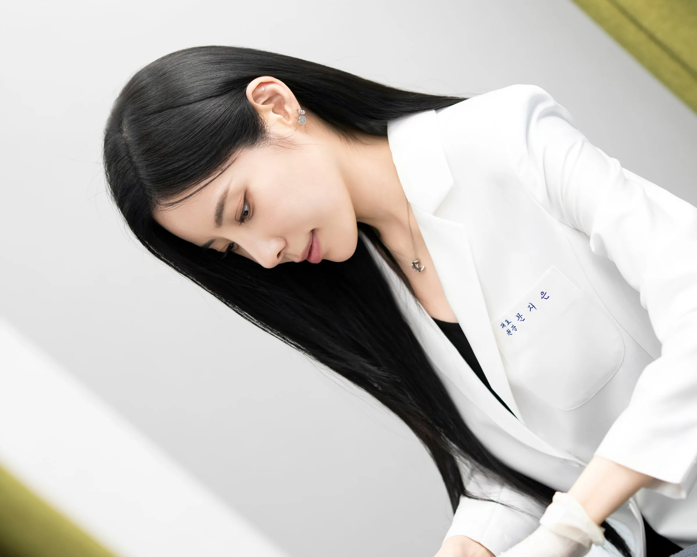 고정점은 눈으로 보는 게 아니라 손끝으로 찾습니다. 앉았을 때와 누웠을 때 위치가 달라지기도 하죠.