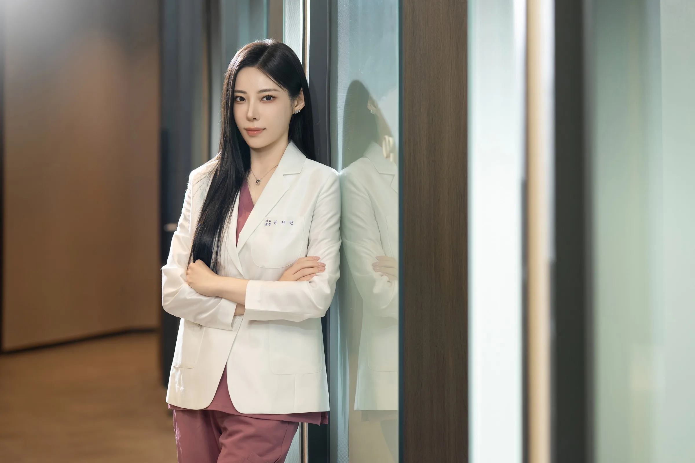 원인을 부위별로 쪼개 보지 않고 하나로 묶어 보는 것, 처짐 상담의 시작이에요. 오블리브 서울 오리진 진료실 복도에서.