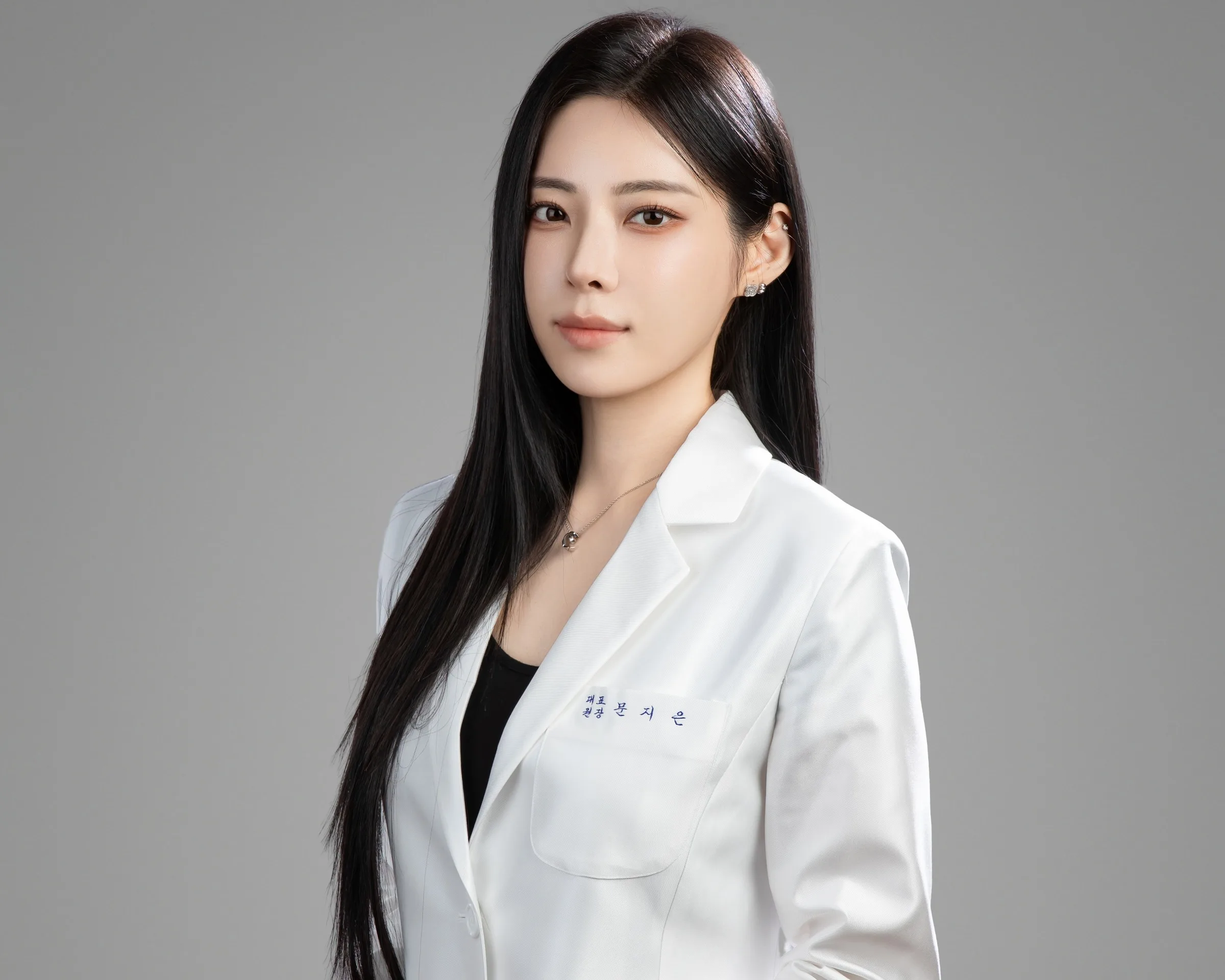 진찰에서 제가 먼저 묻는 건 "어디가 처졌나"가 아니라 "어디가 풀렸나"입니다. 답은 눈이 아니라 손끝에서 나오죠.